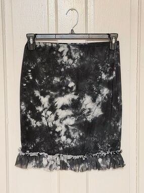 PrettyLittleThing Black & Gray Tie-Dye Ruffle Hem Mini Skirt